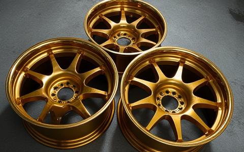 Set di ruote forgiate color oro su pavimentazione ruvida